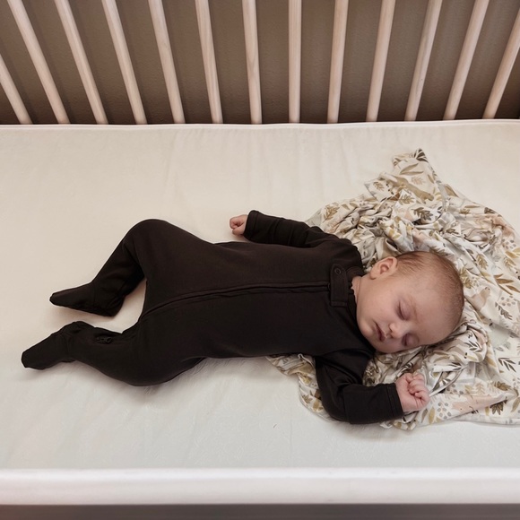 ONYX | Blush Lotus organic baby Footie - Picture 1 of 3